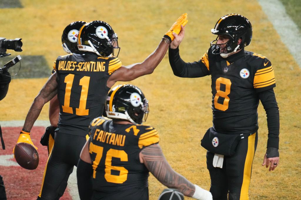 Steelers ice Dolphins, stay atop AFC North with win